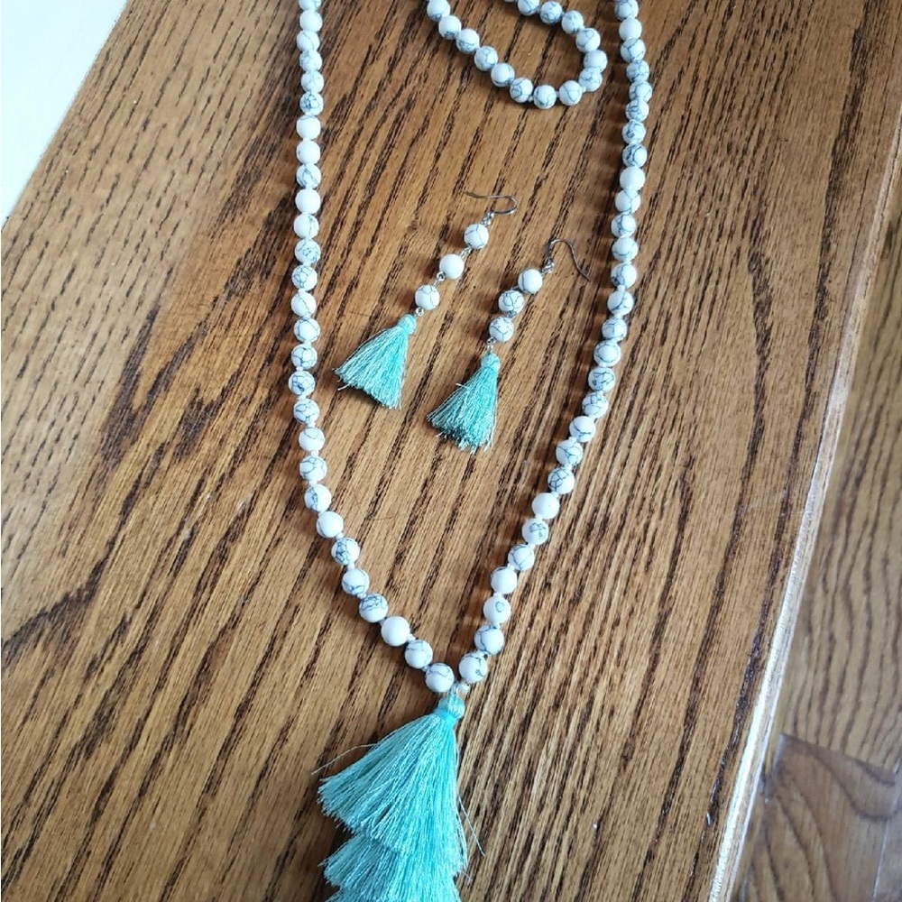 A Classy Chic Boutique Blue and White Necklace